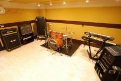 4～5人でも余裕の広さです。形が正方形なので抜群の音回りをお約束できます。ベースアンプにはアンペグが入っており、大きな鏡と一発ライン録音、一発ムービー録画であらゆるリハーサルに適したスタジオです。