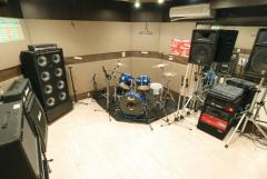 4ｓｔ　約11畳。3～4人バンドに最適の広さです。通称「Studio246 KYOTOのRock部屋」!!機材配置からも、3ピース、4ピースのキーボードレスなRockバンドにおすすめ!!スタッフが程よくミキシングする練習一発LINE録音!!