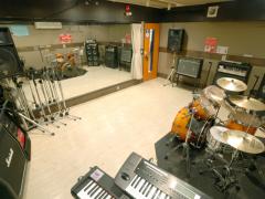 6ｓｔ　約16畳。BigBANDでも対応できる余裕の広さ!前面一面が鏡張りになっており、本格的LIVEリハーサル対応の部屋になっております!Gtアンプも3台常設と機材面も超充実!