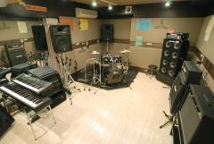7ｓｔ　約13畳。5～6人でも余裕の広さ!部屋の音鳴りを考えたモニター配置により、Voも聞こえやすく、練習のしやすい環境!スタッフが程よくミキシングする練習一発LINE録音!