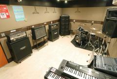 8ｓｔ　約13畳。5～6人でも余裕の広さ!スタンダードなGtアンプ、マーシャルとJCの他に、MESA/BOOGIE DUAL RECTIFIER も常設!機材設置、音周りとも、最高です！