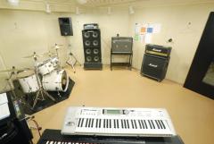 約12畳、Key有。キーボードを置いても余裕の広さのこの部屋は、ポップなバンドからラウドなバンドまで幅広く支持されています。その人気の理由はナチュラルな音回りとオールマイティーに対応できる機材のおかげでしょう。スタジオ選びで迷った時はまずBstへどうぞ!