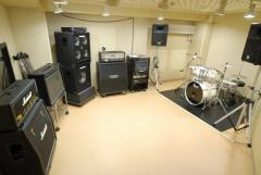 約11畳、Key有。三角形に近いこの部屋はRstと連動させたレコーディングブースとなっている為、ライブな音回りにしてあります。ドラムの鳴りがよく、ギターアンプにMESA BOOGIE、ベースアンプにEBSと他の部屋と違ったチョイスになっており、レコーディングはもちろんリハーサルでも熱の入った練習になるでしょう!