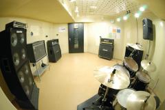 約10畳、Key無。若干小ぶりなこの部屋は、この広さゆえの最適な部屋鳴りが自慢です!そしてこの部屋にぴったりのギターアンプ、Hughes&Kettner!!ベースアンプもGallienKrugerと、ロックバンドを意識したチョイスでDstファンが急増中!!ロックなサウンドをお求めの方は是非Dstへ!