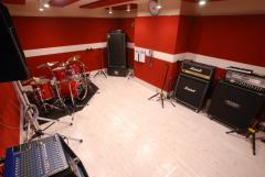 12畳。真空管アンプを２台常設！BassAmpはStudio246 NAGOYAで唯一Ampegが入っており、ロックでラウドな鍵盤レスバンドにはピッタリな空間を感じて頂ける事間違いなしです。Astは一発ライン録音可能！これで練習後の演奏チェックや曲作り＆レコーディングの下準備はバッチリOK！「通称ロック部屋」とはAstの事。いい汗かいてGOOD MUSICして下さい！