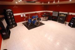 18畳。ビッグバンドにも対応出来るこの部屋はMainBoothに次ぐ２番目に大きなスタジオです。部屋の形も正方形に近く、円を描く抜群の音回りは皆様に納得して頂ける事間違いなしです。