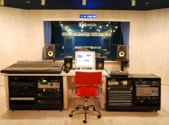 Mix Room（ControlRoom）は余裕の広さで、大人数バンドさんでもゆっくり落ち着いてプレイバックをお聴き頂けます。そのControlRoomにはProTools HD3を筆頭に、録音の要となるMic・Preamp・Compresserを多数取り揃えております。そして機材だけでは無く、初めてレコーディングされる初心者の方からCDプレスをされ全国流通させる本格派の方まで、幅広いご希望にお答できる親切丁寧なエンジニアを御用意してお待ちしております。