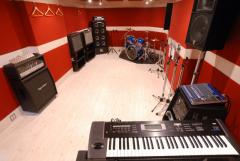 16畳。GuitarAmpが3台。そしてKeybordも欠かさず常設したこの部屋はミュージシャンの様々な音質に活用でき練習や曲作りにバンドの可能性を広げてくれるはずです！録音はワンポイントマイクで手軽に行えます。