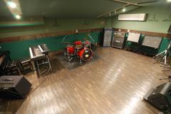 MainBooth　約24畳。超ド級の広さ!10人以上のBIGBANDにも大人気!!機材設置、音周り、共にワンランク上のスタジオです。ControlRoomとの併用で、レコーディングブースとしてお使いできます。