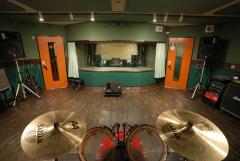 MainBooth　約24畳。超ド級の広さ!10人以上のBIGBANDにも大人気!!機材設置、音周り、共にワンランク上のスタジオです。ControlRoomとの併用で、レコーディングブースとしてお使いできます。